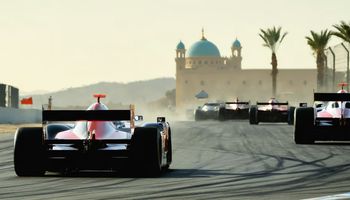 أدريان نيوي بجانب سيارة ريد بُل فورمولا 1، يبتسم وسط مرآب الفريق قبيل رحيله المؤثر عن البطولة.