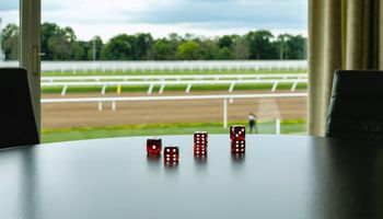 صورة متفرجين ومضمار سباق خيل بريطاني فارغ احتجاجًا على ضريبة المراهنات في المملكة المتحدة.