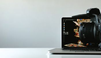 شعار كونامي يظهر بجانب علم الإمارات، يرمز لحصول الشركة على ترخيص ألعاب في السوق الإماراتي.