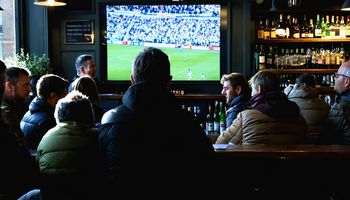 شعار Melbet باللونين الأصفر والأسود مع كلمة "Egypt" يبرز توسع منصة الكازينو الرقمي في مصر.