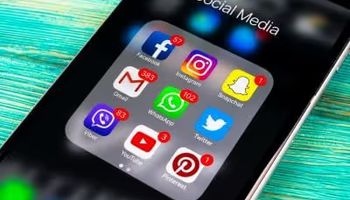 smartphone écran accueil montrant les applications de réseaux sociaux