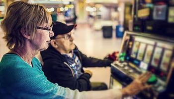 les seniors jouent en ligne