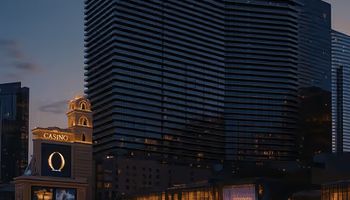 Vue nocturne du Cosmopolitan, casino de luxe à Las Vegas