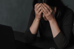 Accro aux casinos en ligne : une cheffe d’entreprise témoigne