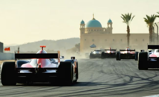 أدريان نيوي بجانب سيارة ريد بُل فورمولا 1، يبتسم وسط مرآب الفريق قبيل رحيله المؤثر عن البطولة.