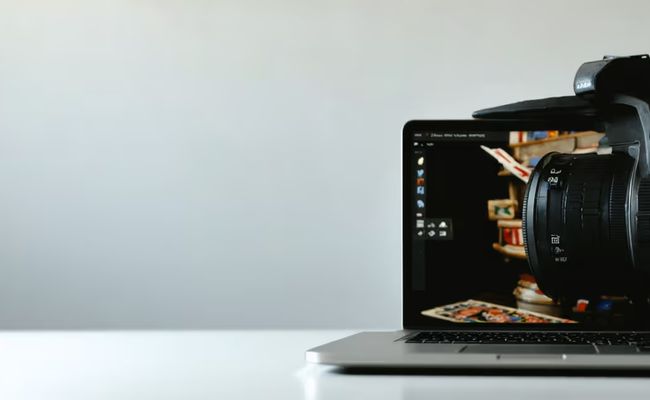 شعار كونامي يظهر بجانب علم الإمارات، يرمز لحصول الشركة على ترخيص ألعاب في السوق الإماراتي.