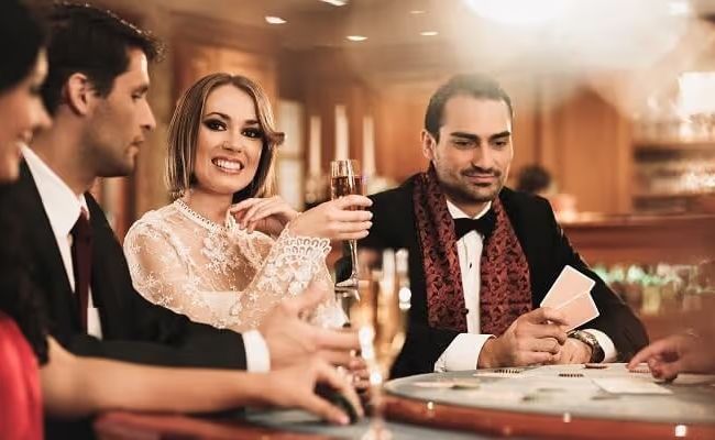 من يمكنه اللعب في الكازينو اون لاين؟